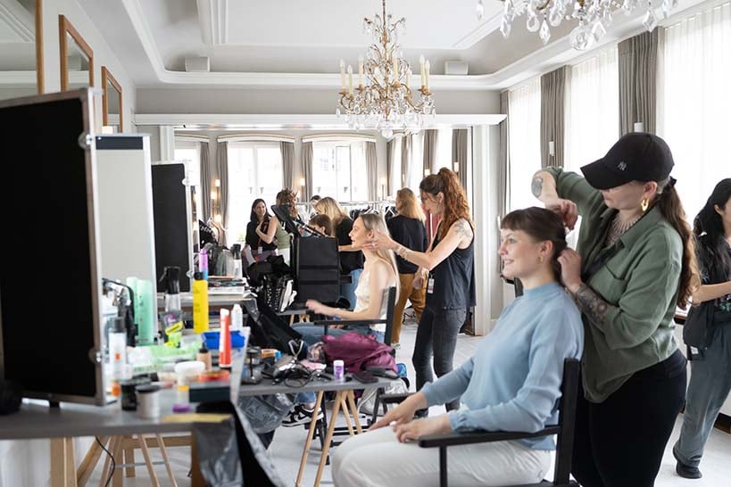 Make-up und Haare werden für die Aktion vorbereitet Viven Film Production